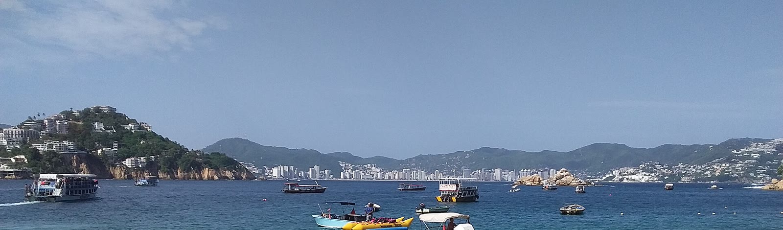 Vista de la bahía de Acapulco, en Guerrero, con edificios junto al mar