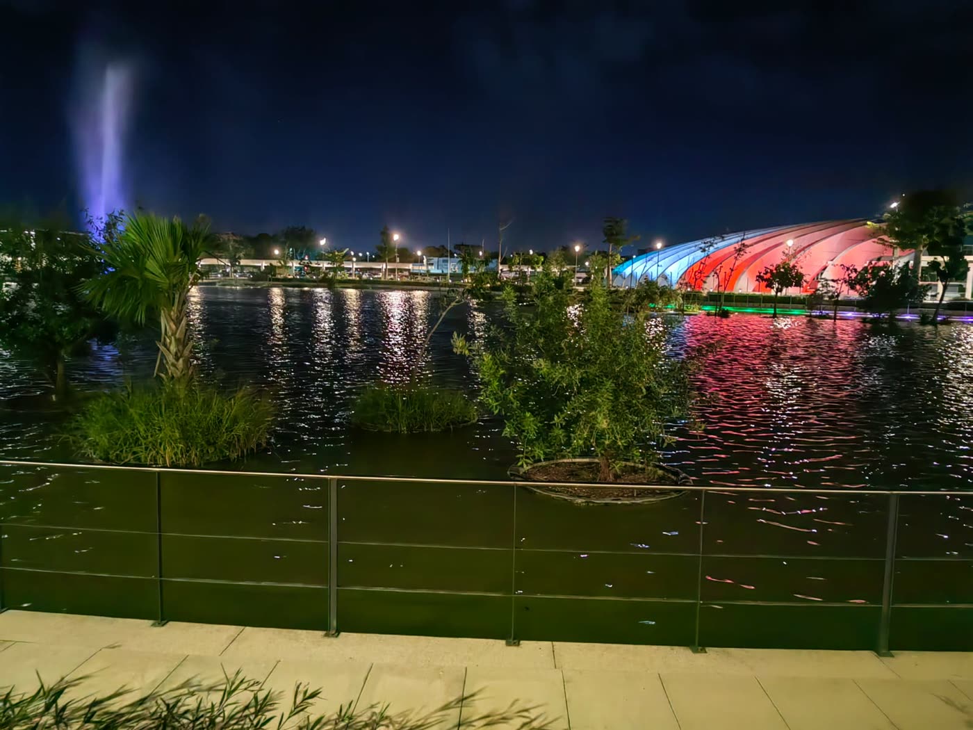 Lago artificial del Gran Parque La Plancha, en Mérida, de noche