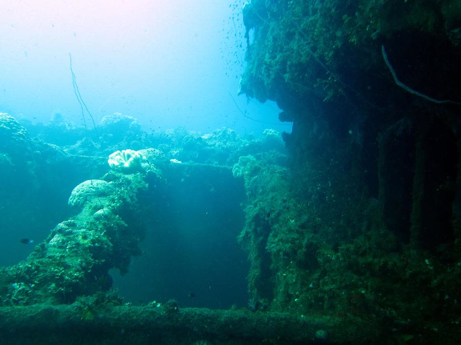 El Fujikawa Maru bajo el agua, en la laguna de Chuuk.
