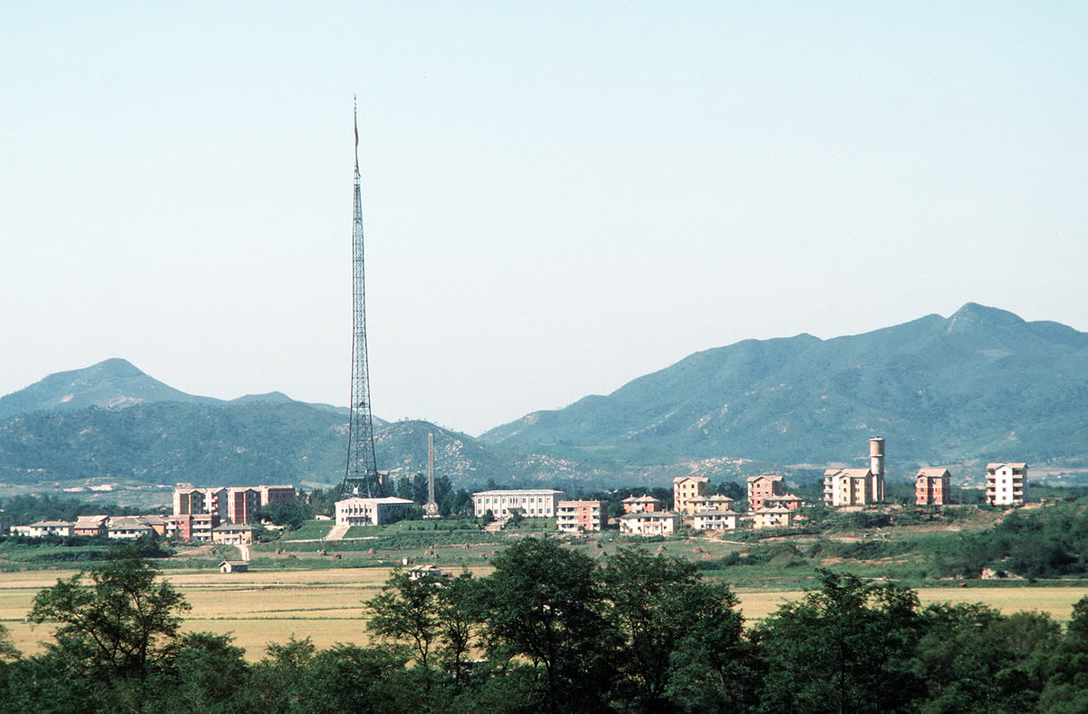 Kijong-dong visto desde la frontera, con su enorme mástil.