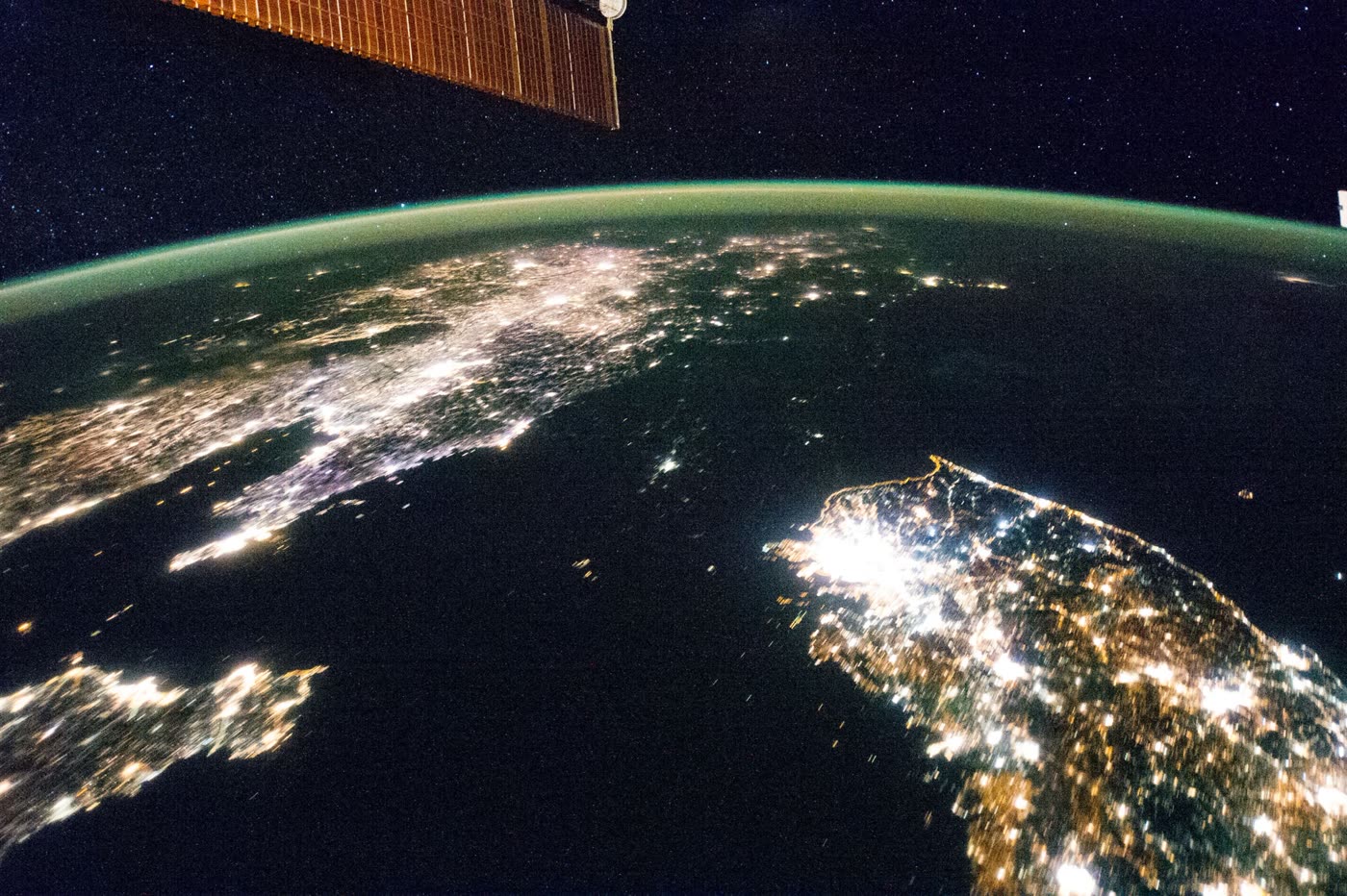 La península de Corea de noche vista desde el espacio