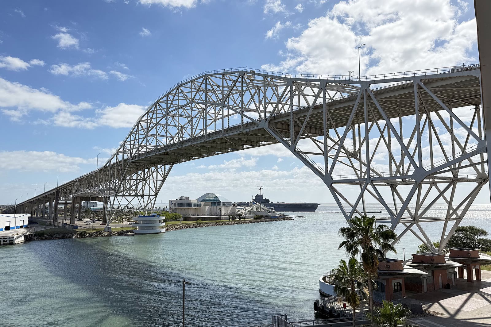 Puente Harbor Bridge sobre el canal del puerto de Corpus Christi, en Texas