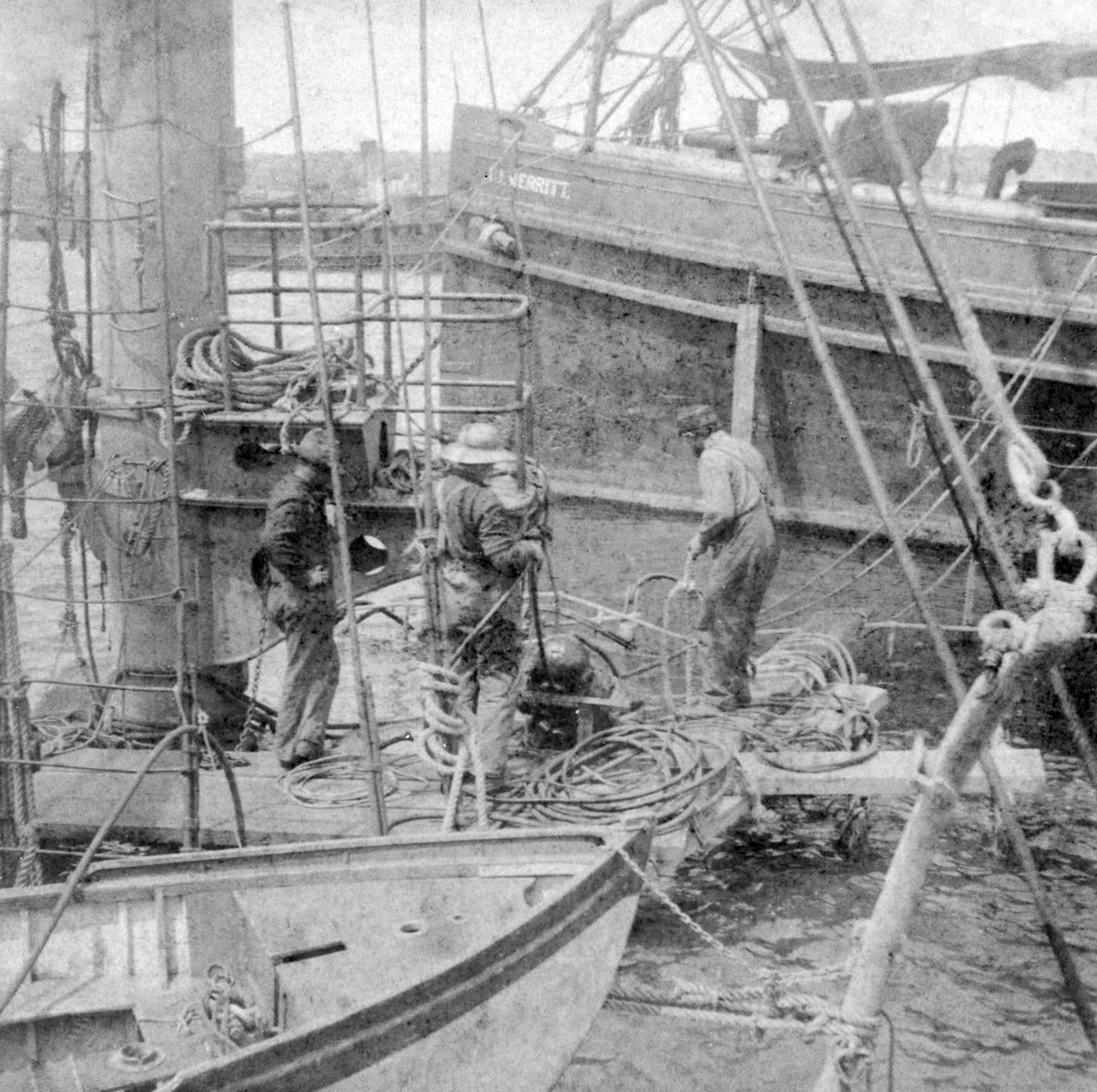 Los restos del acorazado Maine en la bahía de La Habana, en 1898.