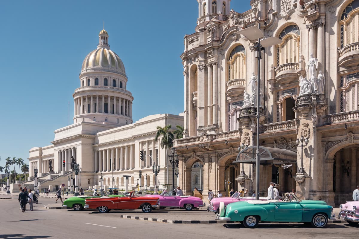 Autos antiguos frente al Capitolio de La Habana.