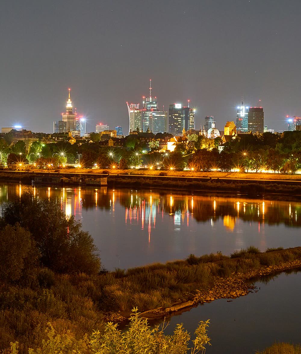 Varsovia, la capital de Polonia, de noche.