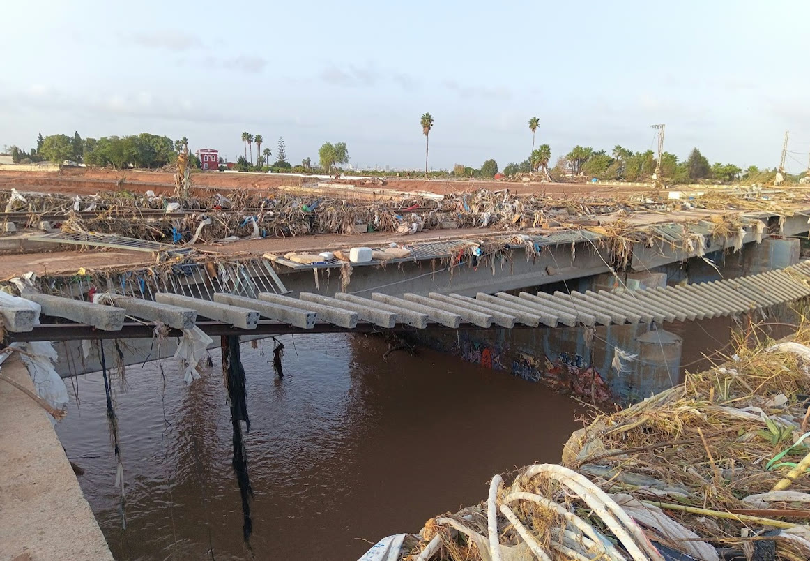 Vías del metro destrozadas y cubiertas de cañas y basura sobre un barranco, tras las inundaciones de Valencia