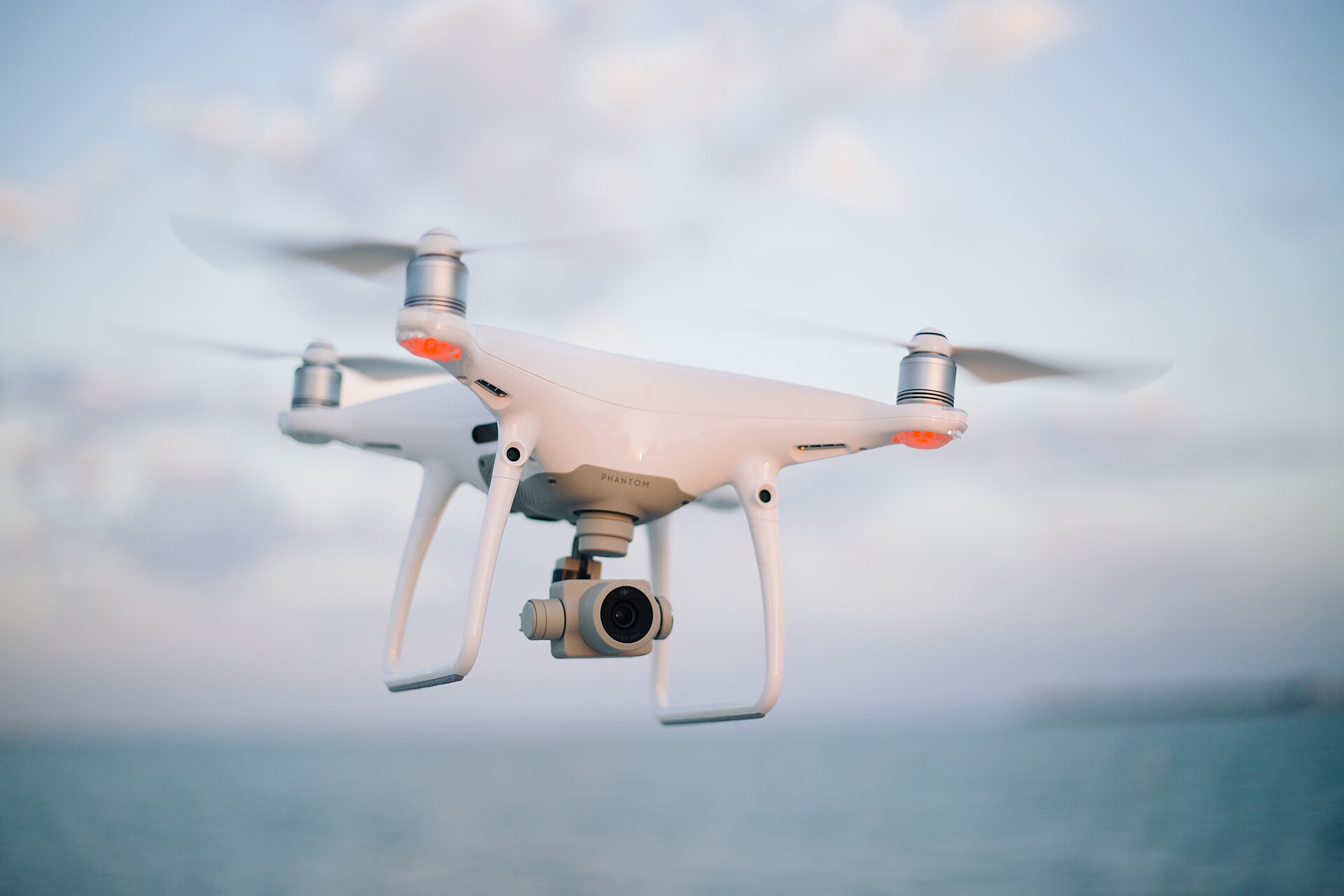 Un dron de cuatro hélices como los que se usan en televisión (foto ilustrativa).