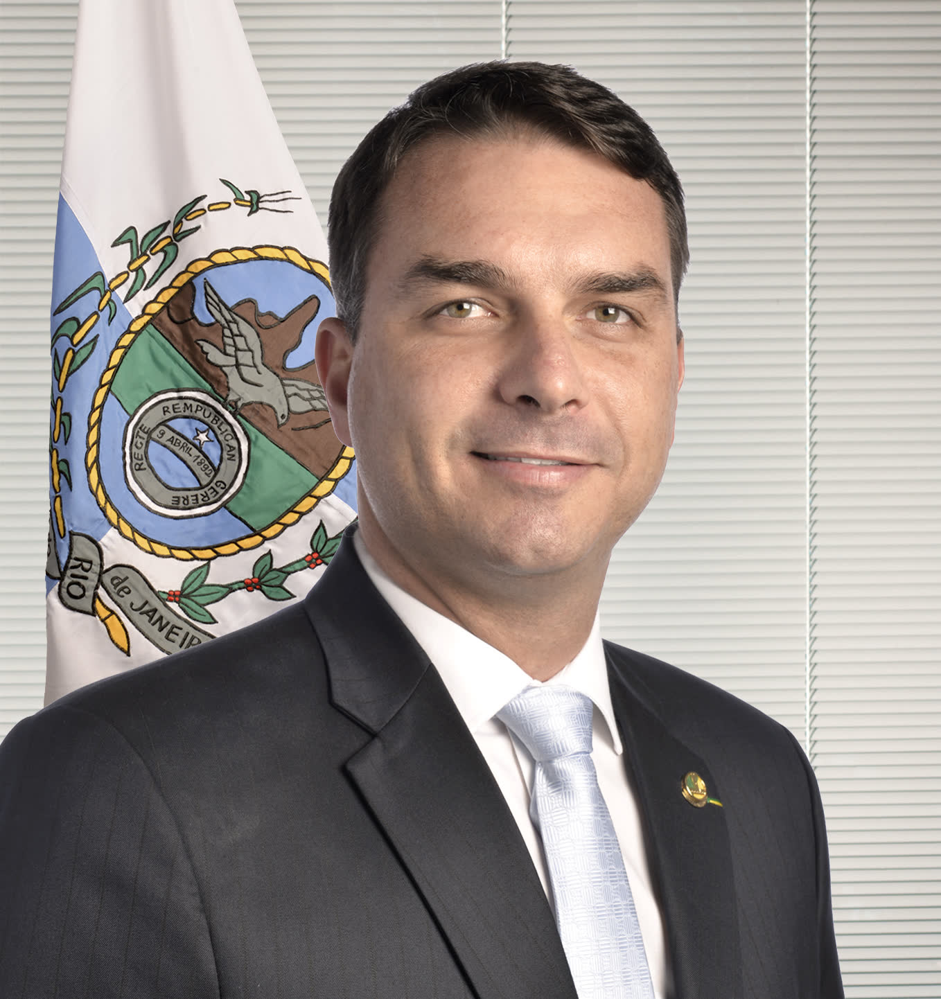 Flávio Bolsonaro en su foto oficial como senador.