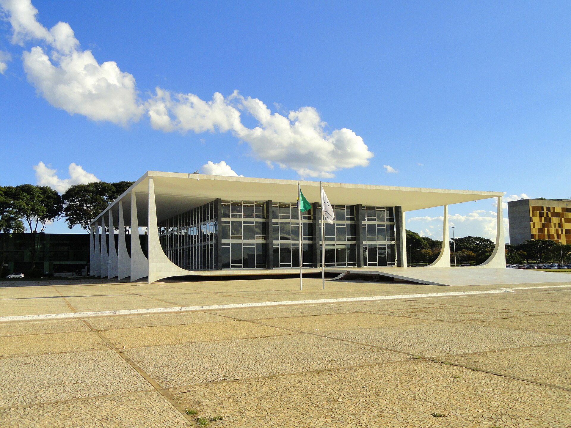 Building of Brazil's Supreme Federal Court, in Brasília, with curved white columns