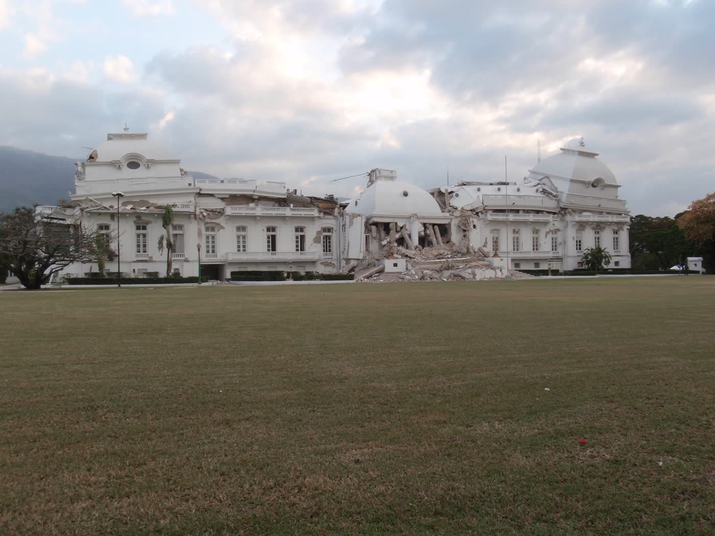 El Palacio Nacional de Puerto Príncipe, derrumbado tras el terremoto.