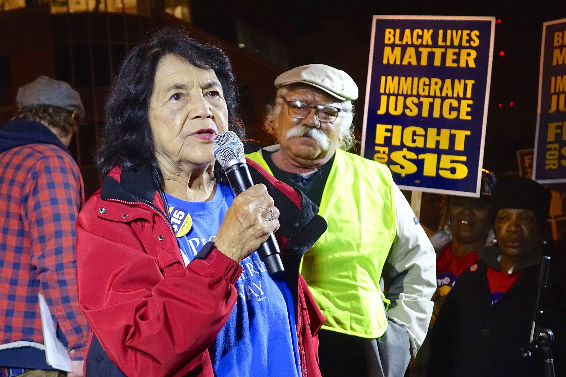 Dolores Huerta em um protesto pelos direitos dos trabalhadores, em 2015.