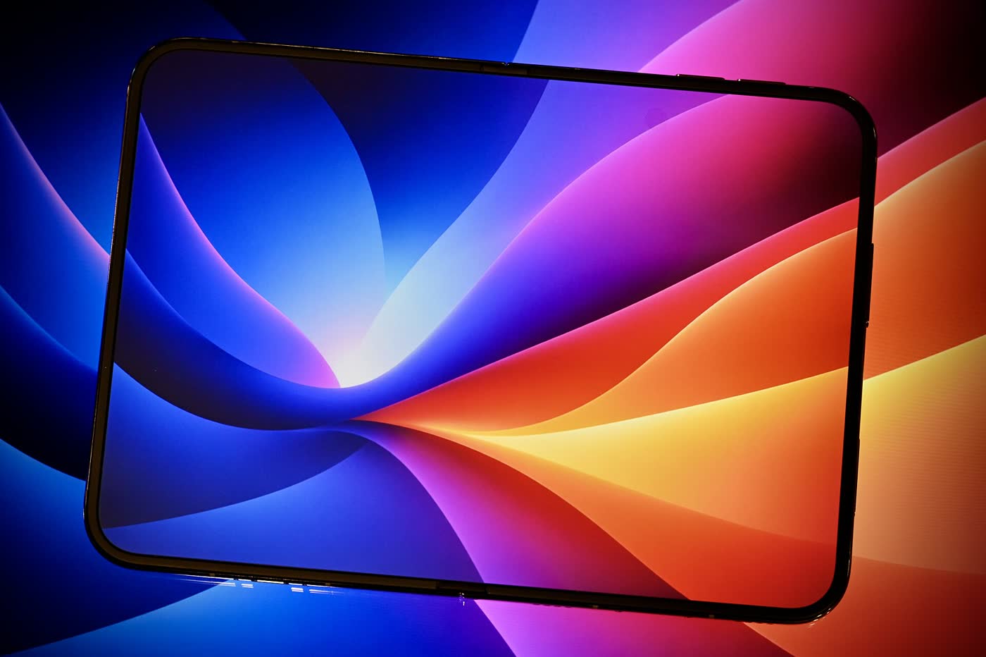 Un iPhone Duo abierto, con su pantalla grande encendida