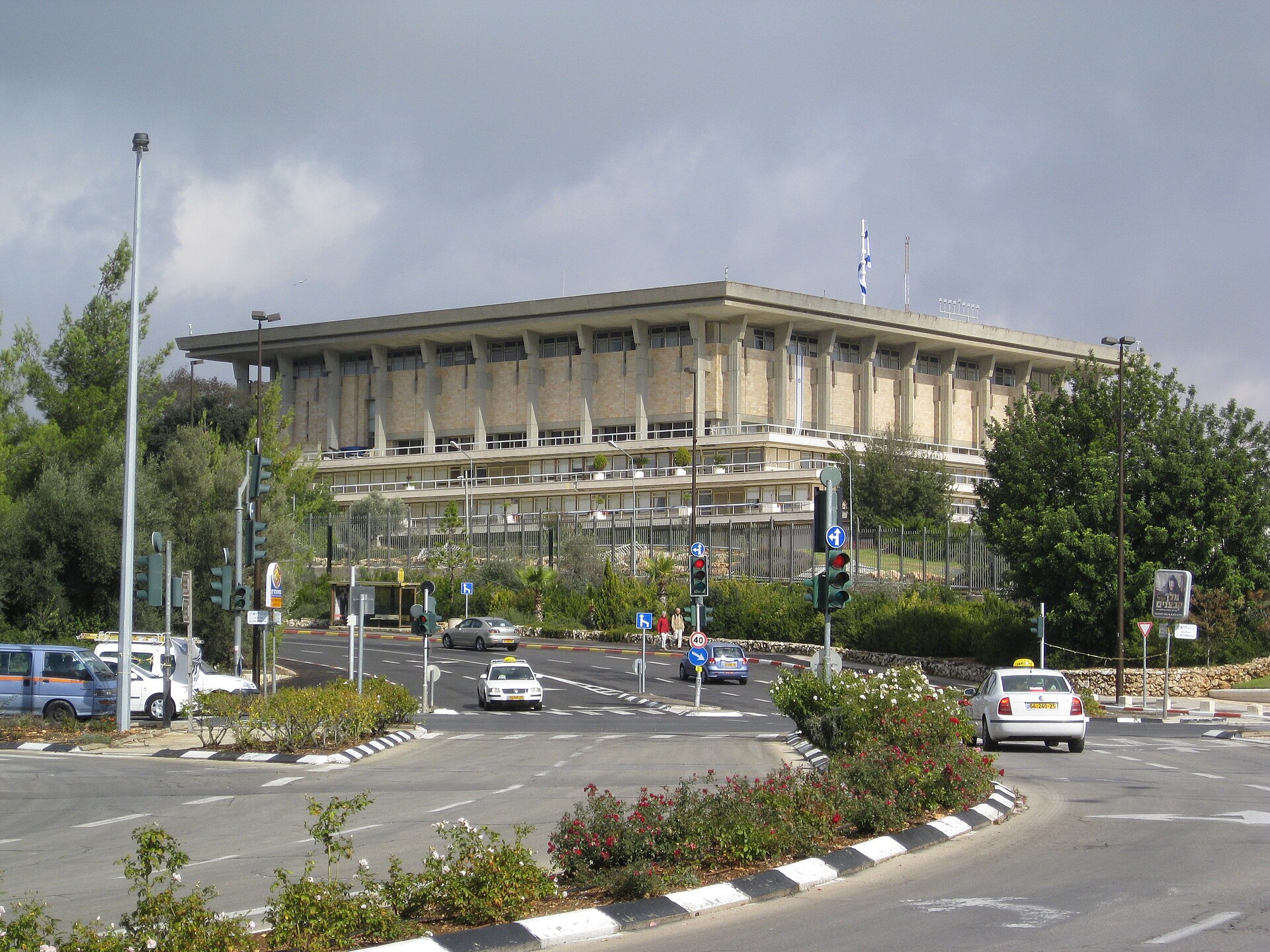 Prédio do Knesset, o Parlamento de Israel, em Jerusalém, de pedra clara com colunas