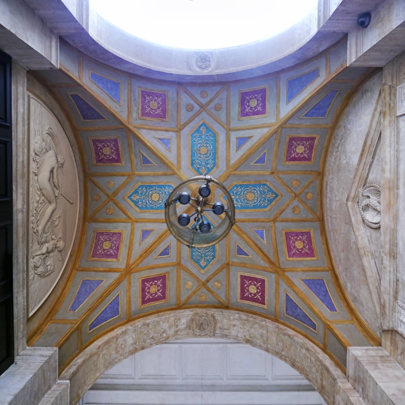 Techo decorado de la entrada del Hôtel de Pourtalès, en París