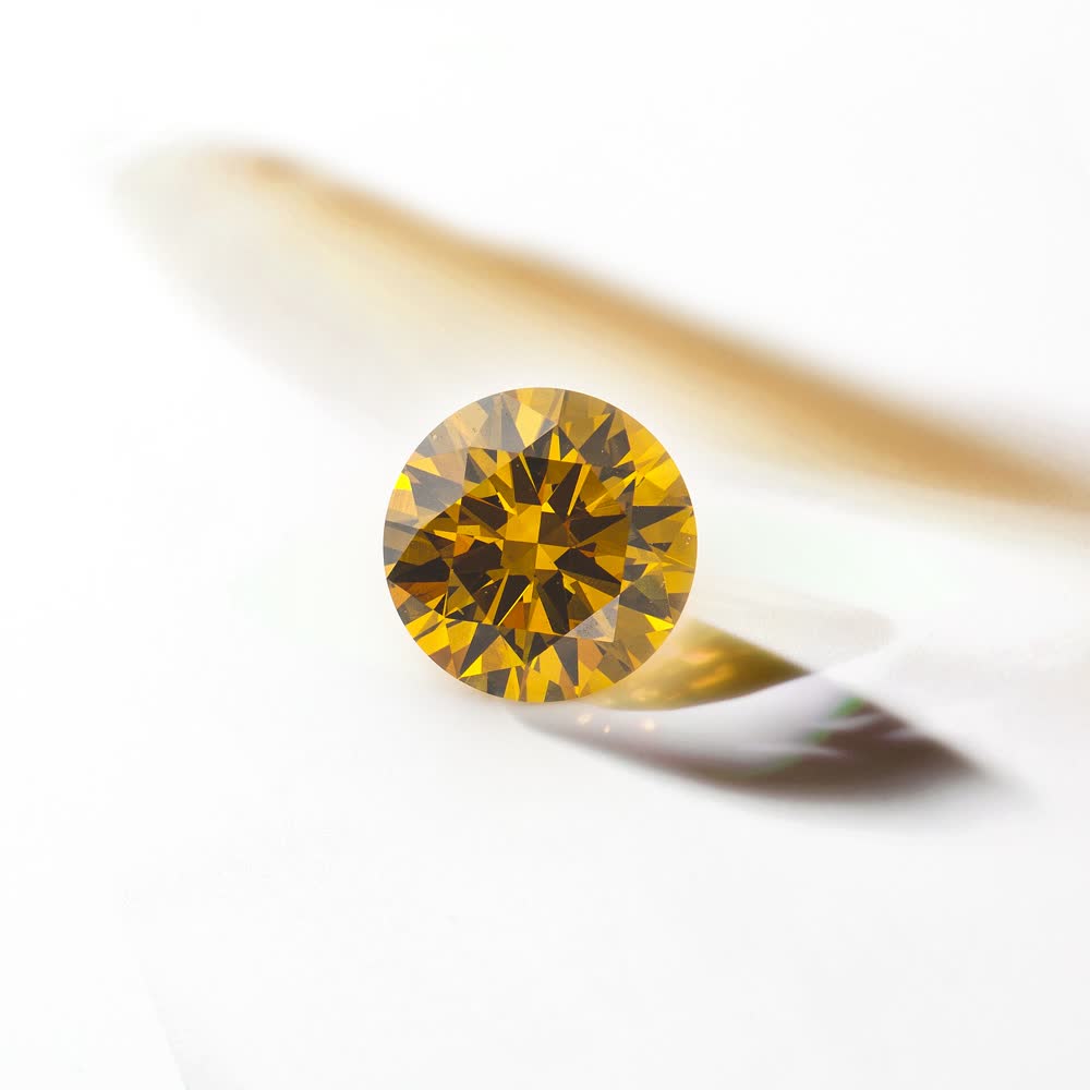 Un diamante amarillo sobre fondo blanco