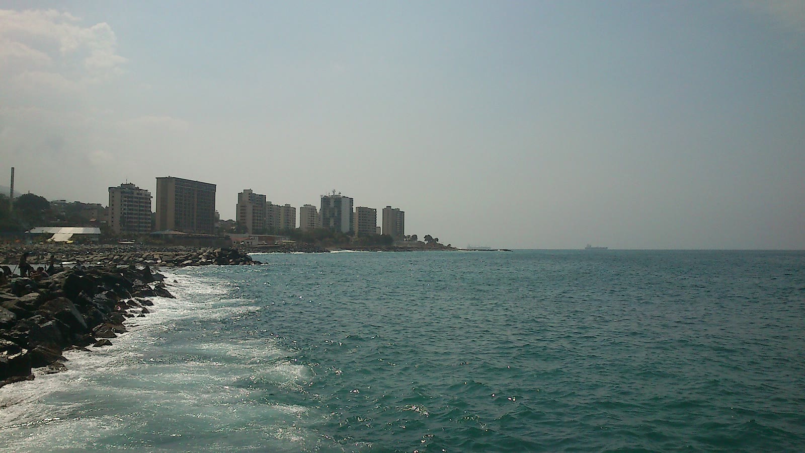 Vista de La Guaira, en la costa de Venezuela, con casas en la montaña junto al mar