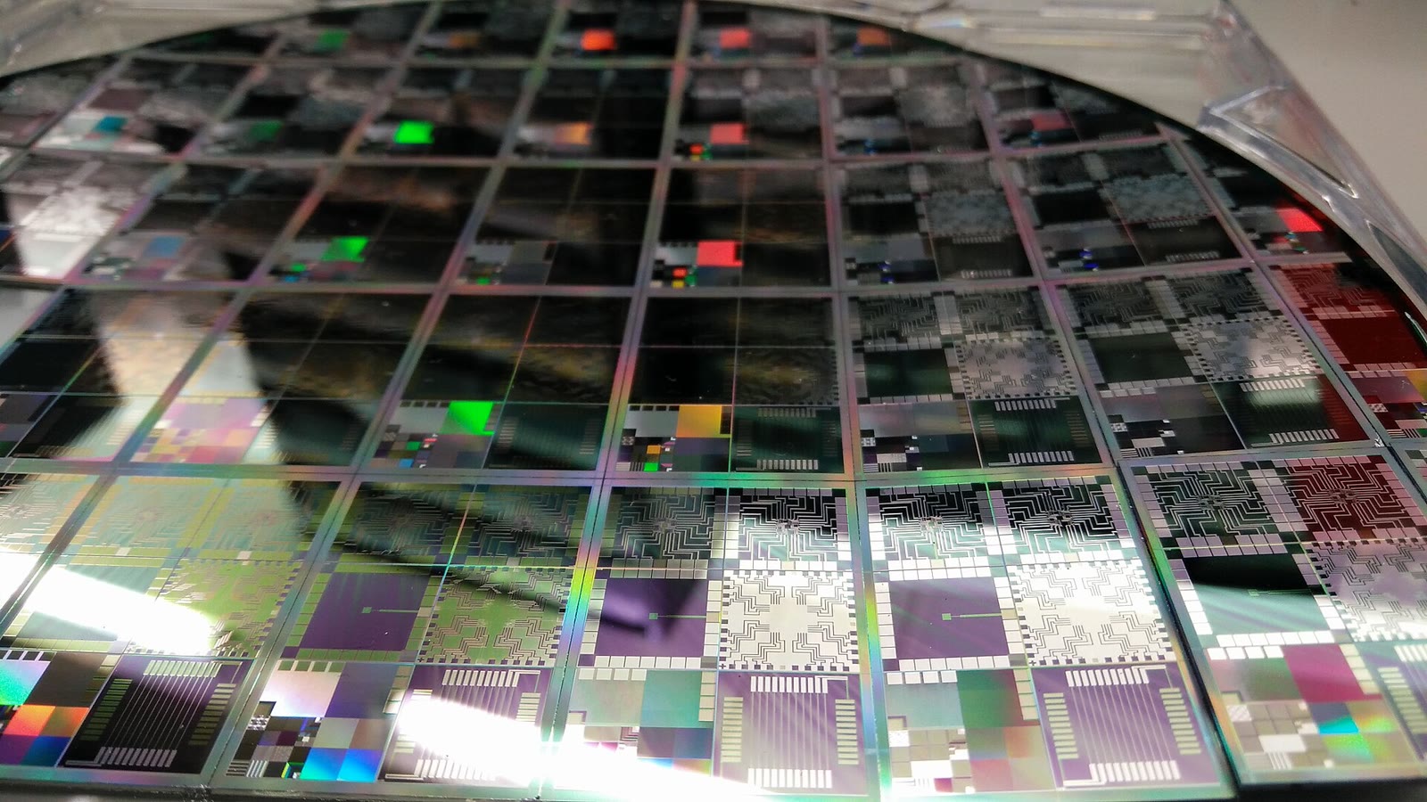 Una oblea de silicio con chips, como los que fabrica Samsung (foto de archivo).