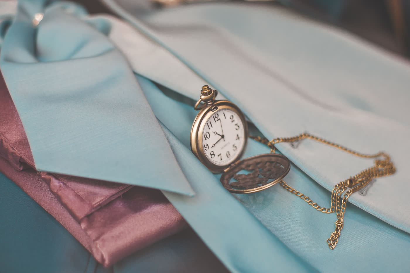 Un reloj de bolsillo antiguo, el tipo de reloj que usaban los hombres a principios del siglo XX.