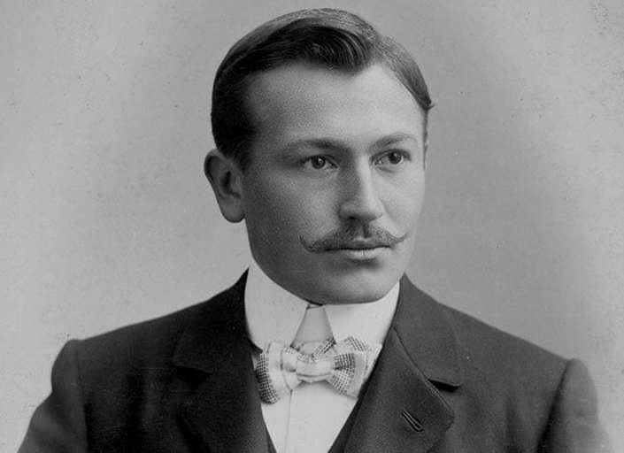 Retrato antiguo en blanco y negro de Hans Wilsdorf, con bigote y corbata