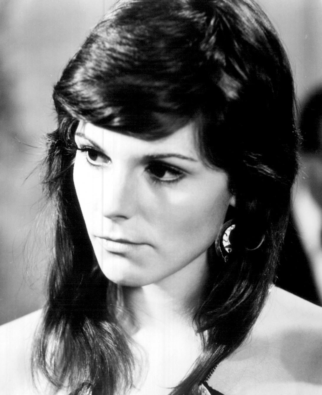 Retrato publicitario de Susan Saint James en 1971, con el pelo largo y castaño