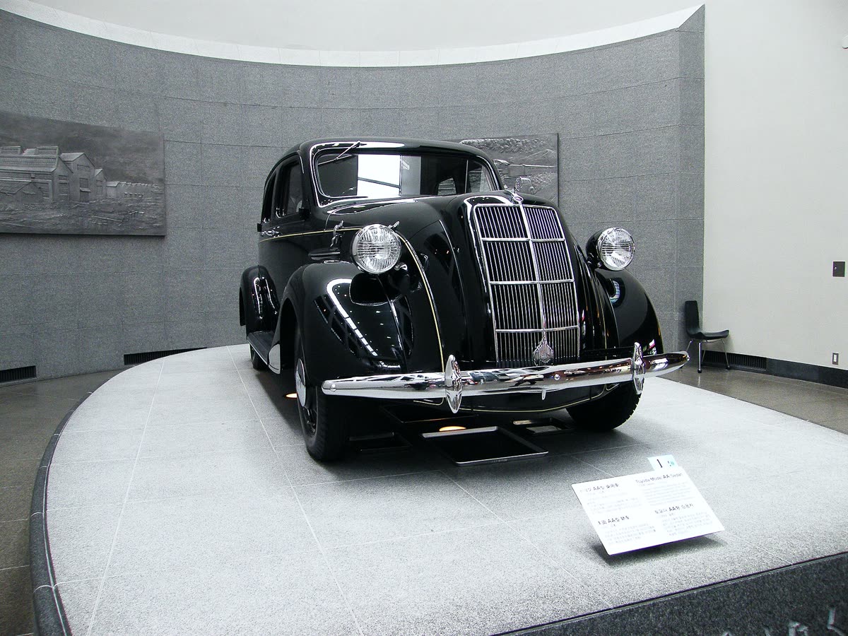 Auto negro de los años treinta en un museo